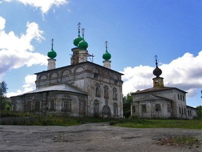Спасская церковь (1689, слева) и Архангельская церковь